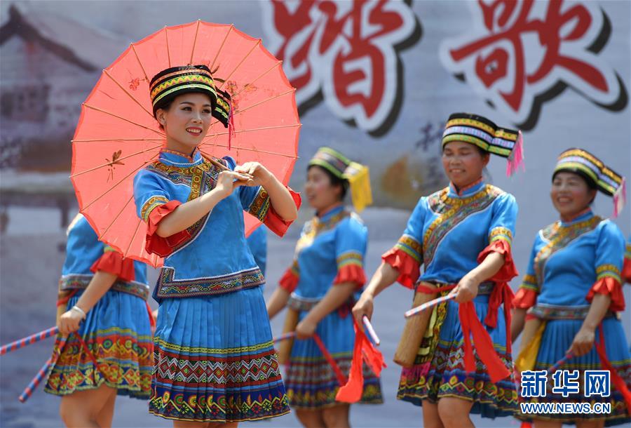 　5月22日，在广西宾阳县露圩镇，演员在表演歌舞剧《醉美蓝衣》。当日，广西宾阳县露圩镇“蓝衣壮”同胞和各族村民、游客一起，唱歌跳舞，欢庆一年一度的圩逢节。 “圩逢”节每年农历四月初八举行，是当地“蓝衣壮”同胞的传统节日，2014年入选广西壮族自治区级非物质文化遗产名录。 新华社记者 陆波岸摄
