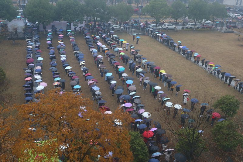 12月21日，江南大学考生们在雨中等候进场（胡奕/摄）