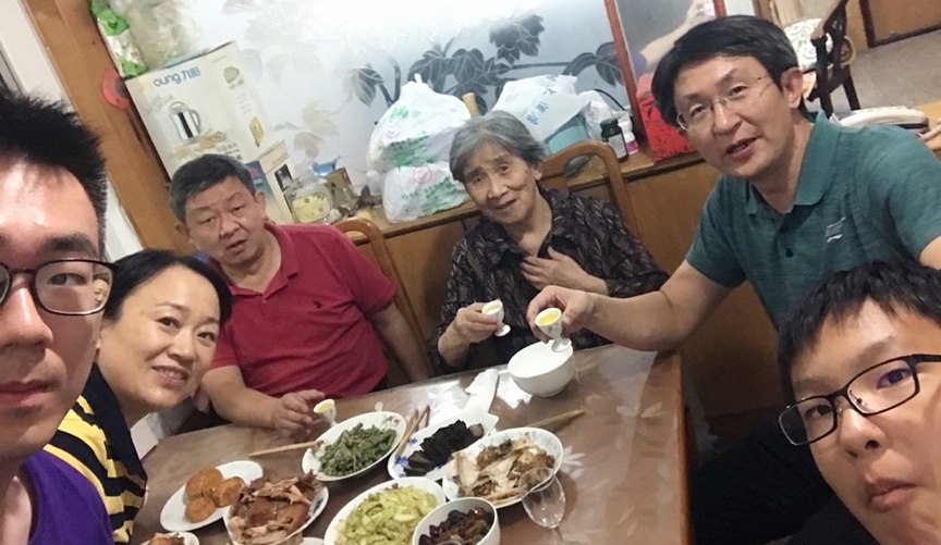 10月1日，留学生李天力（左一）在老家淄博的亲戚家中与亲人一起吃晚饭，共度中秋